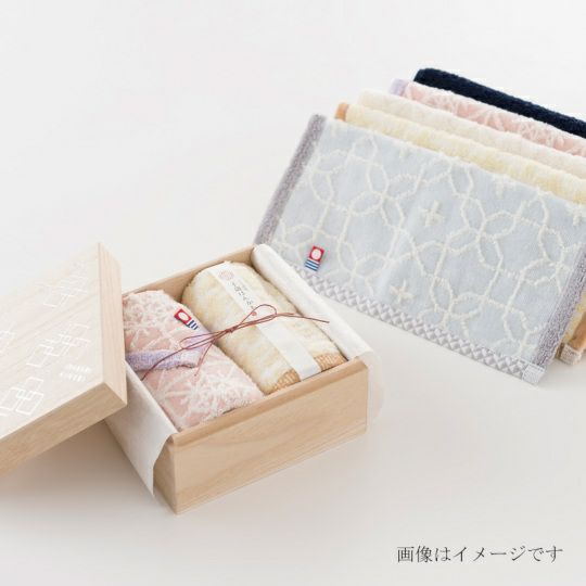 今治謹製　千歳はんかち　木箱入り　タオルハンカチ2枚セット　HK2017　ピンク　（今治産）の梱包イメージ