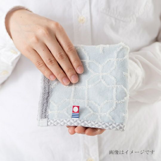 今治謹製　千歳はんかち　木箱入り　タオルハンカチ3枚セット　HK3017　ブルー　（今治産）を手に持ったシーン