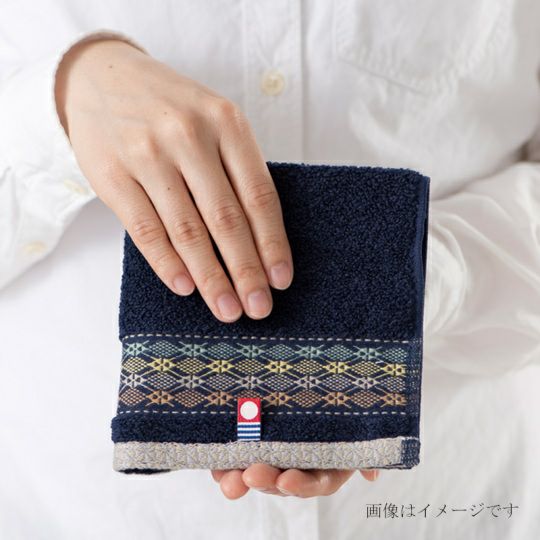 今治謹製　千歳はんかち　木箱入り　タオルハンカチ3枚セット　HK3017　ブルー　（今治産）を手に持ったシーン