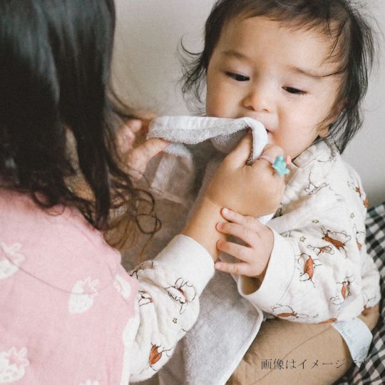 今治謹製 First towel　木箱入り　フェイスタオル2枚セット　FS7730　グレー　(今治産)と赤ちゃん