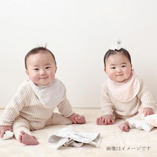 今治謹製 First towel　木箱入り　ハンドタオル2枚・スタイ1枚セット　FS7740　ピンク　(今治産)と赤ちゃん