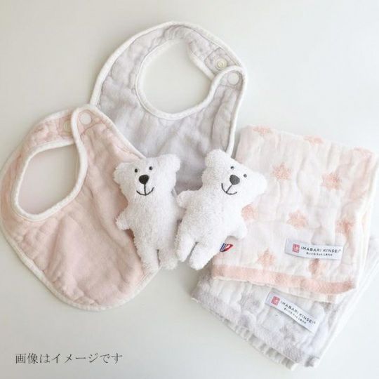 今治謹製 First towel　木箱入り　ハンドタオル2枚・スタイ1枚セット　FS7740　ピンク　(今治産)と赤ちゃんのイメージ