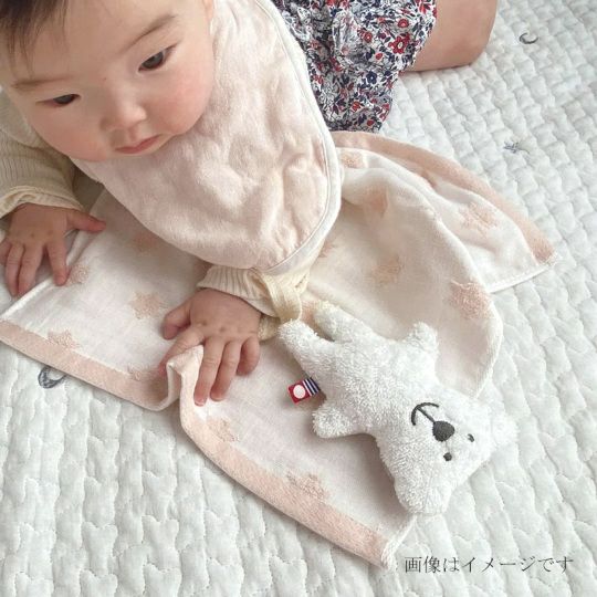 今治謹製 First towel　木箱入り　フェイスタオル2枚・にぎにぎ(鈴入り)1点セット　FS7750　ピンク　(今治産)のにぎにぎと遊ぶ赤ちゃん