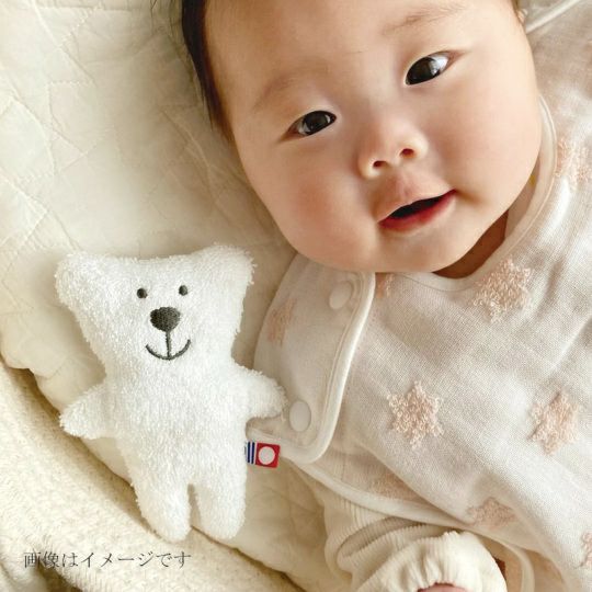 今治謹製 First towel　木箱入り　フェイスタオル2枚・にぎにぎ(鈴入り)1点セット　FS7750　グレー　(今治産)のにぎにぎと寝る赤ちゃん