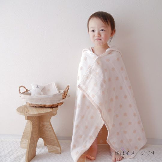 今治謹製 First towel　木箱入り　フード付きバスポンチョ1枚・スタイ1枚セット　FS7780　グレー　(今治産)と赤ちゃん