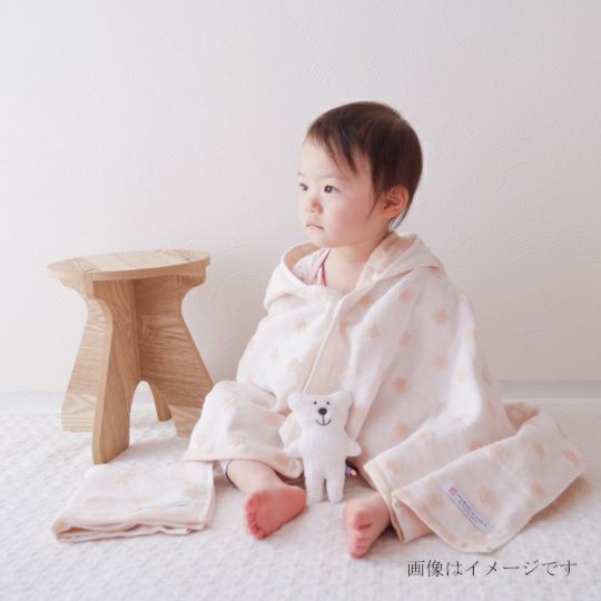 今治謹製 First towel　木箱入り　フード付きバスポンチョ1枚・スタイ1枚・にぎにぎ(鈴入り)1点セット　FS7710　ピンク　(今治産)と赤ちゃん