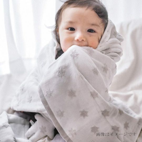 今治謹製 First towel　木箱入り　フード付きバスポンチョ1枚・スタイ1枚・にぎにぎ(鈴入り)1点セット　FS7710　ピンク　(今治産)と赤ちゃん