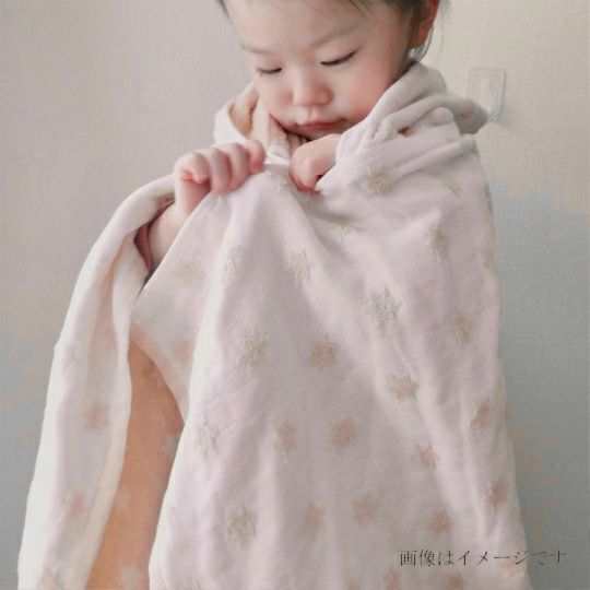 今治謹製 First towel　木箱入り　フード付きバスポンチョ1枚・スタイ1枚・にぎにぎ(鈴入り)1点セット　FS7710　ピンク　(今治産)と赤ちゃん