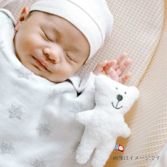 今治謹製 First towel　木箱入り　フード付きバスポンチョ1枚・スタイ1枚・にぎにぎ(鈴入り)1点セット　FS7710　ピンク　(今治産)と赤ちゃん