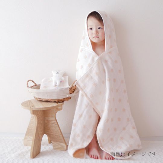 今治謹製 First towel　木箱入り　フード付きバスポンチョ1枚・スタイ1枚・にぎにぎ(鈴入り)1点セット　FS7710　グレー　(今治産)と赤ちゃん