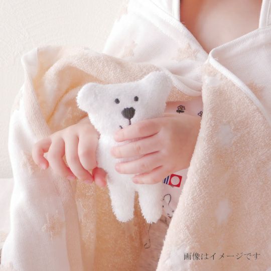 今治謹製 First towel　木箱入り　フード付きバスポンチョ1枚・フェイスタオル2枚・スタイ1枚・にぎにぎ(鈴入り)1点セット　FS7713　ピンク　(今治産)と赤ちゃん