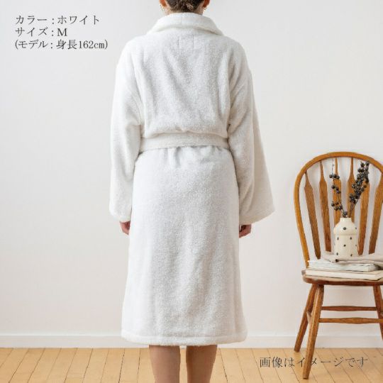 今治謹製 極上タオル superior 　バスローブ　1枚　TGKB902　Mサイズ　ホワイト（今治製）（女性、背面）