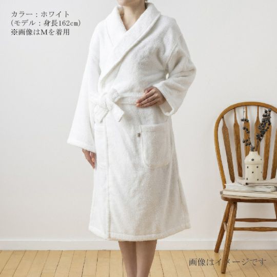 今治謹製 極上タオル superior 　バスローブ　1枚　Sサイズ　ホワイト　GK8221S　（今治製）の着用イメージ