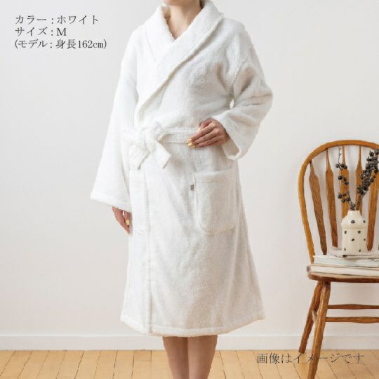 今治謹製 極上タオル superior 　バスローブ　1枚　Mサイズ　ホワイト　GK8222M　（今治製）の着用イメージ