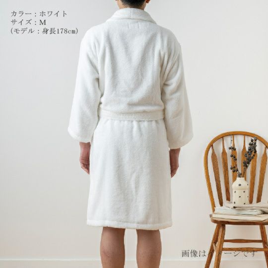 今治謹製 極上タオル superior 　バスローブ　1枚　Mサイズ　ホワイト　GK8222M　（今治製）の着用イメージ（男性の後ろ姿）